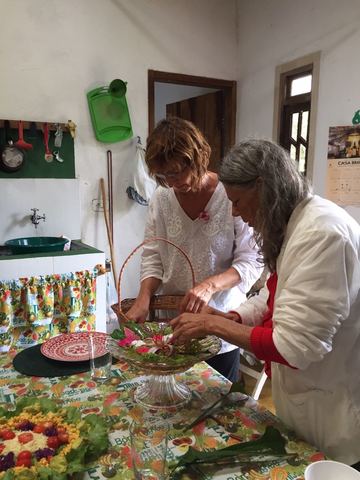 Suca e laurence preparando a mandala de flores do sítio display